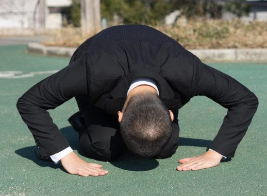 5万円のために“路上で土下座”…変わり果てた姿の“親友”に対して、20代男性が取った苦渋の対応――週末ベスト