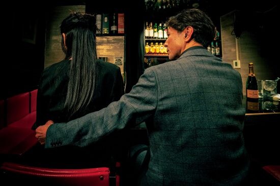 「嫁と別居中で癒やしがない」取引先の社長に“性接待”を求められた24歳女性の告白。芸能界だけの問題ではない