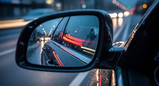 車のバックミラー
