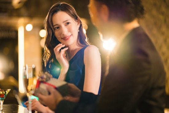 お酒を飲む男女