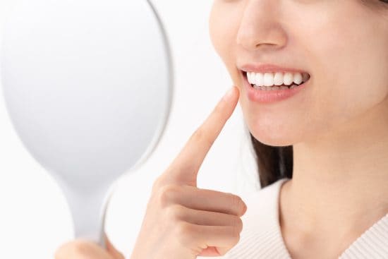 綺麗な白い歯の女性