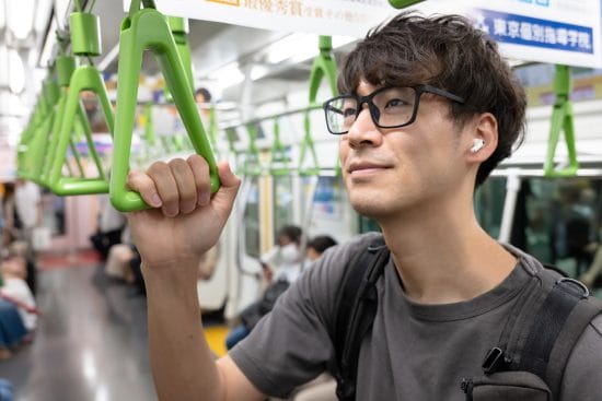 電車に乗る男性