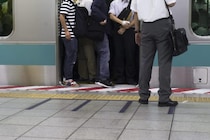 「まるで“子供の喧嘩”」満員電車でサラリーマン同士が口論に。周囲の乗客は呆れ顔で…――仰天ニュース特報