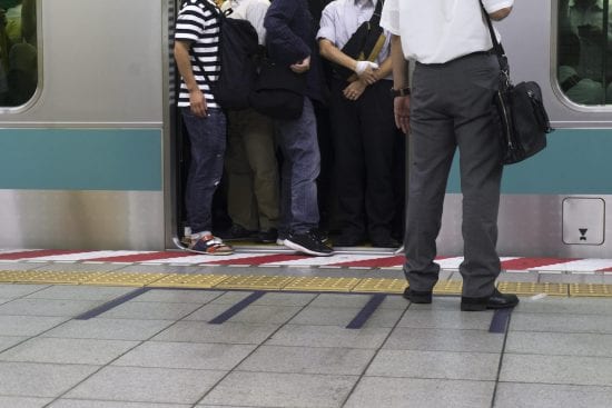 「まるで“子供の喧嘩”」満員電車でサラリーマン同士が口論に。周囲の乗客は呆れ顔で…――仰天ニュース特報