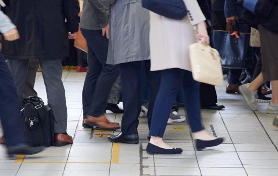 冬の混雑している通勤電車