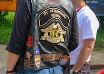 スポーツカーであおり運転をする若者が「ハーレー乗りの強面おじさん6人組」に怒鳴られ、土下座するまで――仰天ニュース特報