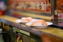 「サーモンこないね」回転寿司店で“軽蔑の眼差し”を向けられ…無意識で「迷惑行為」をしていた40代男性の後悔