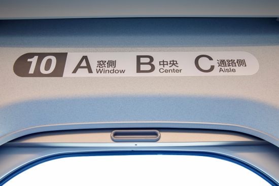 新幹線で自分の指定席に「見知らぬ外国人」が。注意しても無視、車掌が来て判明した“まさかの事実”