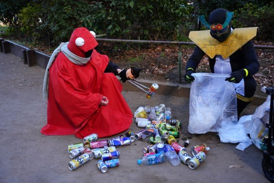 まがいさん（写真左）は、スミレンジャーZさんの“相棒”として清掃活動を手伝っている