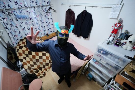 現在、方南町にある家賃5万円のアパートで暮らす。推しヒーローはウルトラマンダイナ