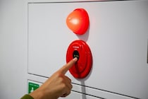 赤坂サウナ火災で問われた「“作動しない”非常ボタン」動かない時に確認すべき3つ