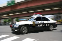 あおり運転してきた白い車が「“あおることに必死で”パトカーに気づかず」警察に捕まるまで。一発で免許取消しも、最新の厳罰事情