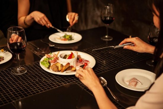 「タダ飯」要求に低評価の報復も…飲食店を悩ませる“自称インフルエンサー”とステマの闇。箱根の高級宿は「絶対に応じない」宣言