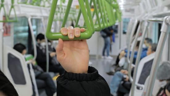 「私を撮ってる？」座席を奪われ、スマホを向けられて。電車内で遭遇した“理不尽な出来事”