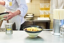 「舌打ちをこらえるのに必死」“駅そば店員”が頭を悩ませる迷惑客。券売機に行列をつくるサラリーマンには「後ろ見て」――週末ベスト・セレクション