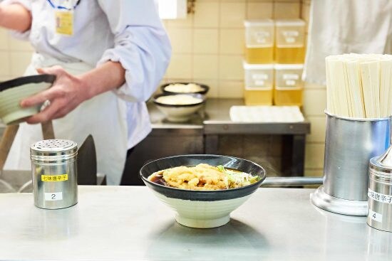 「舌打ちをこらえるのに必死」“駅そば店員”が頭を悩ませる迷惑客。券売機に行列をつくるサラリーマンには「後ろ見て」――週末ベスト・セレクション