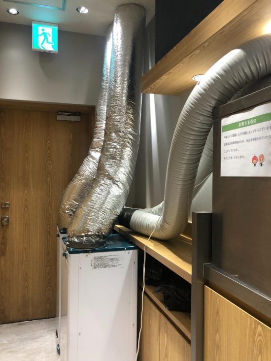 昨年夏、都内某駅の店舗では熱中症対策にスポットクーラーが設置されていた