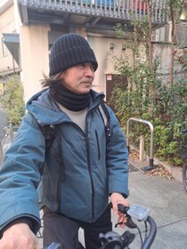 家賃15万、娘は大学進学…「フードデリバリー専業」で一家を支える54歳芸人を直撃「家族揃って帰省したことがない」