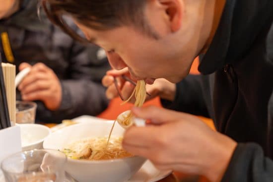 ラーメンを食べる人