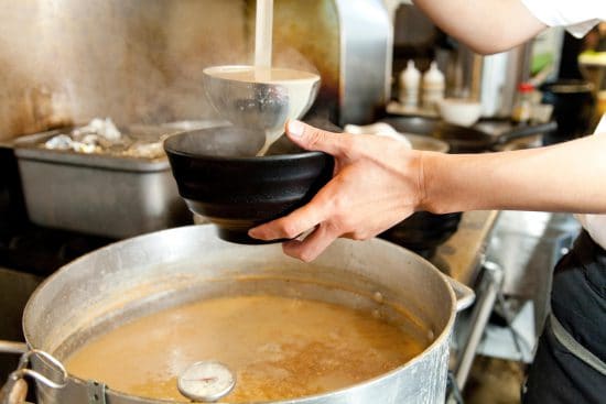 店内には“ながら食べ”を禁止する「スマホ禁止」の貼り紙