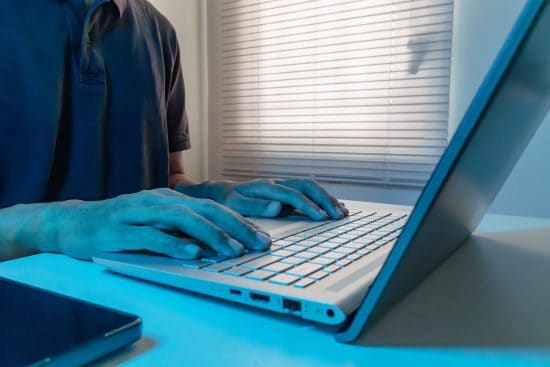 「死んだ上司からSlackで指示が…」米シリコンバレーで議論される“永遠のブラック労働”という地獄