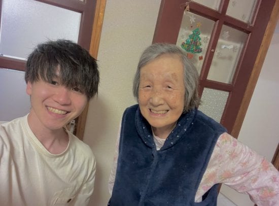 93歳おばあちゃんがSNSで人気。26歳の孫が語る「認知症が進んでも祖母といるのが楽しい」ワケ