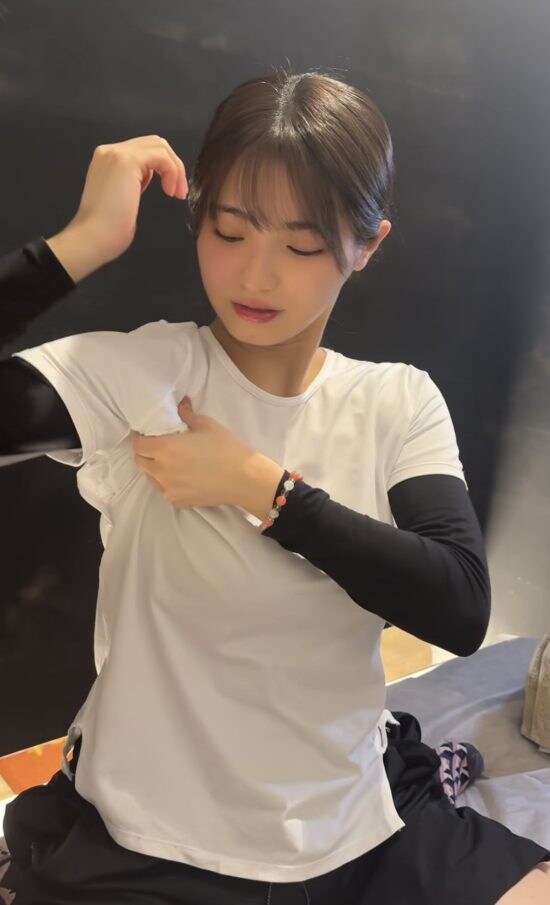 首の筋肉を伸ばすストレッチ