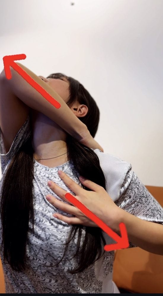 胸掴み引きストレッチ