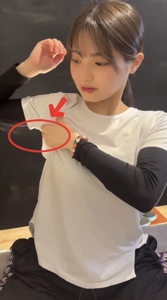 首の筋肉を伸ばすストレッチ