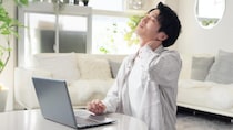「首を45度傾けると頭の重量は20〜24kg」…スマホ首が引き起こす“5つのリスク”と簡単ストレッチ