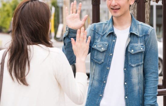 待ち合わせをするカップル