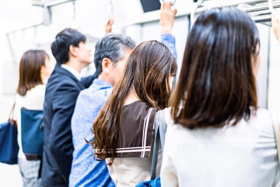 “優先席で席を譲らない40代女性”にブチ切れた女子高生「非常識じゃないですか？」その後女性は…車内迷惑アンケートでわかった本音も