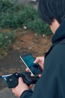 「スマホ15台を契約した」25歳男性が“800万円の借金地獄”に陥ったワケ。「月に30万円以上の返済」2年で完済した方法