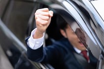 あおり運転を繰り返す“黒塗りアルファード”が「脇道へ逃げるように消えた」ワケ。「よほど怖かったんだと思います」