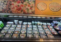 アメリカのスーパーで「すし」が爆売れしている理由とは？1人1000ドル（約16万円）の高級店を尻目に