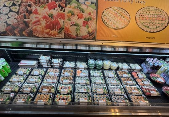 アメリカのスーパーで「すし」が爆売れしている理由とは？1人1000ドル（約16万円）の高級店を尻目に