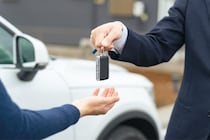 「迎えに行くとパトカーが…」運転代行を待つ間に“駐車場から車を出してはいけない”切実な理由