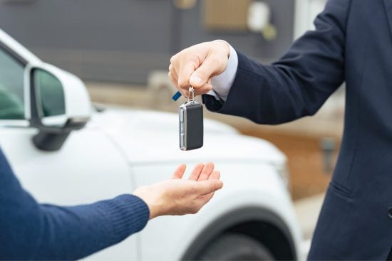 「迎えに行くとパトカーが…」運転代行を待つ間に“駐車場から車を出してはいけない”切実な理由