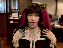 「なんで入れちゃったの」と泣き崩れた母。刺青150万円、舌先は二つに…28歳女性が“夜の街”で真面目に生きる理由