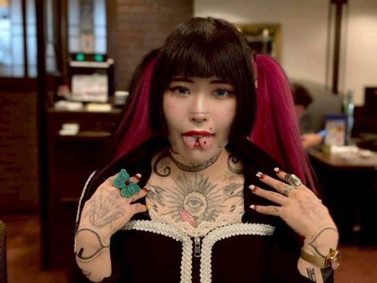 「なんで入れちゃったの」と泣き崩れた母。刺青150万円、舌先は二つに…28歳女性が“夜の街”で真面目に生きる理由