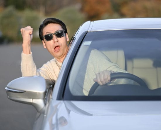 ボロボロの軽自動車にあおり運転する若者2人組が、降りてきた運転手に「速攻で土下座した」ワケ…一発で免許取消しも、最新の厳罰事情