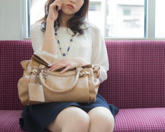 通話を辞めない外国人女性