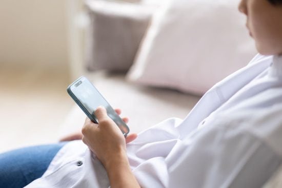 スマホを見る人