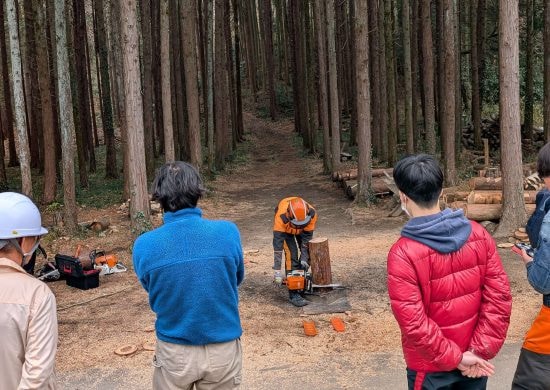 サウナ、焚き火の次はチェンソー？ 都会の会社員が“轟音と振動の快感”にハマる理由