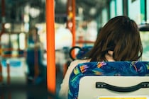 バスのドアを叩いて「無理やり乗車」してきた夫婦が、車内でも“やりたい放題”…撃退した41歳女性の「勇気ある行動」