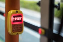 バスで「降車ボタンを連打する」子供にウンザリ…母親を注意したらまさかの「逆ギレ」で車内は地獄絵図に
