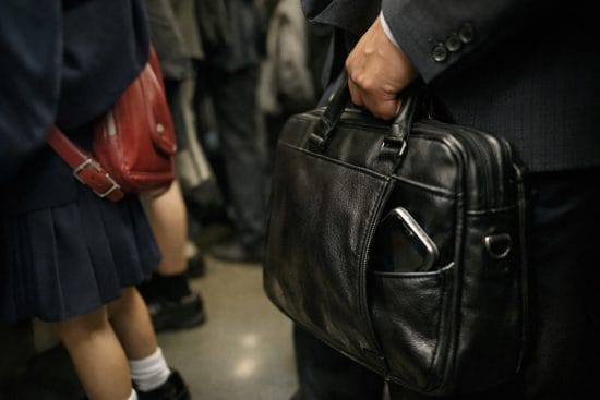 「ここで止めなきゃ後悔する」30代男性が通勤電車で“盗撮現場”を目撃…勇気を出して腕を掴んだ“緊迫の一部始終”