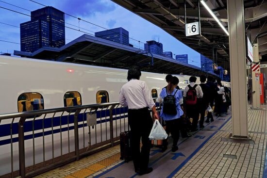 「別にいいでしょ？」新幹線で缶チューハイ片手に大声通話、イス全倒しの男性に周囲は大迷惑。車掌の注意で意外な結末に