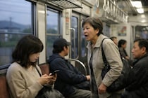 電車でスマホを覗き込んでくる女性…“見えにくい角度”に画面を傾けたら、驚きの一言が…車内迷惑アンケートでわかった本音も
