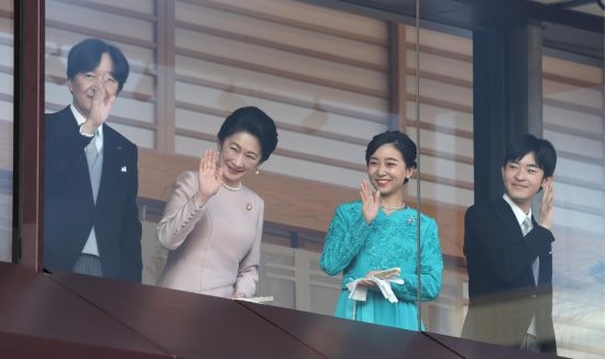 新年一般参賀で笑顔を見せる秋篠宮皇嗣殿下ご一家